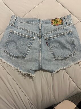 Levi's Light Wash Denim Frayed Hem Cutoff Shorts size 24
